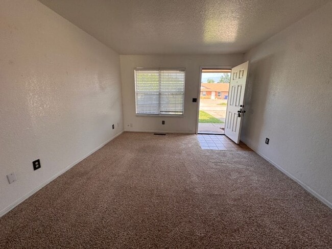 719 N Robin Way in Mustang, OK - Building Photo - Building Photo