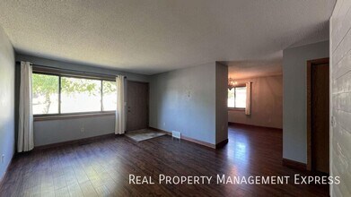 Spacious 5-Bedroom Home with Modern Update in Sioux Falls, SD - Building Photo - Building Photo