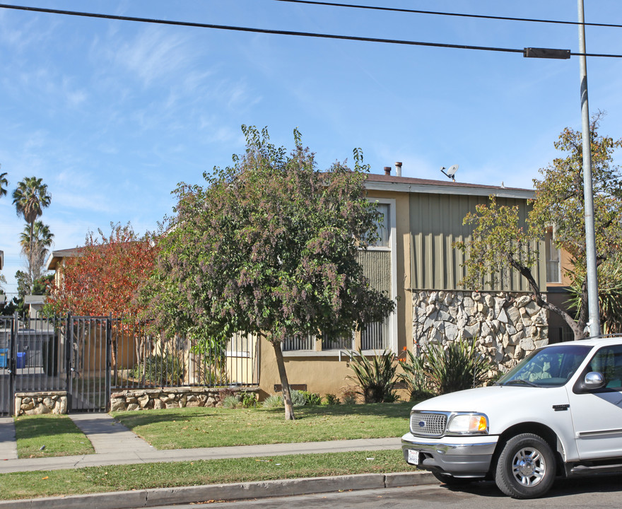 7341 Variel Ave in Canoga Park, CA - Building Photo