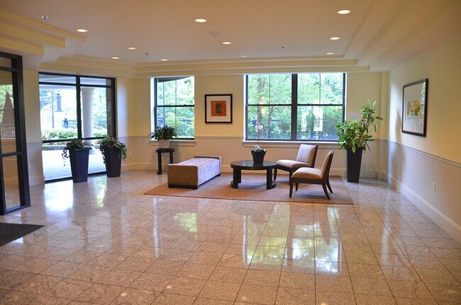 323 Boylston St in Brookline, MA - Building Photo - Building Photo