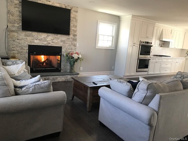 16 Cape Rd in Amityville, NY - Building Photo - Building Photo