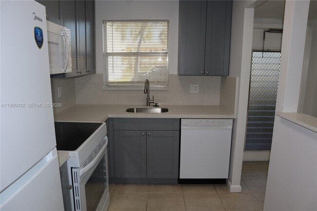 8500 Sunrise Lakes Blvd in Sunrise, FL - Building Photo - Building Photo