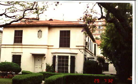 342 N Oakhurst Dr in Beverly Hills, CA - Building Photo