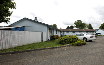 1691-1717 NE 230th Ct in Troutdale, OR - Building Photo - Building Photo