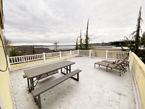 714 1st St S, Unit UnitC Rooftop Lake View in Kirkland, WA - Building Photo - Building Photo