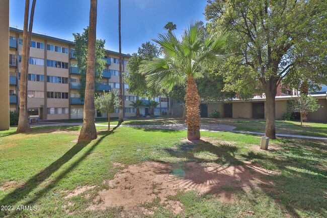 351 E Thomas Rd in Phoenix, AZ - Building Photo - Building Photo