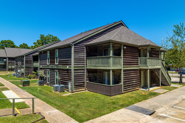 SEASONS APARTMENTS in Shreveport, LA - Building Photo - Building Photo