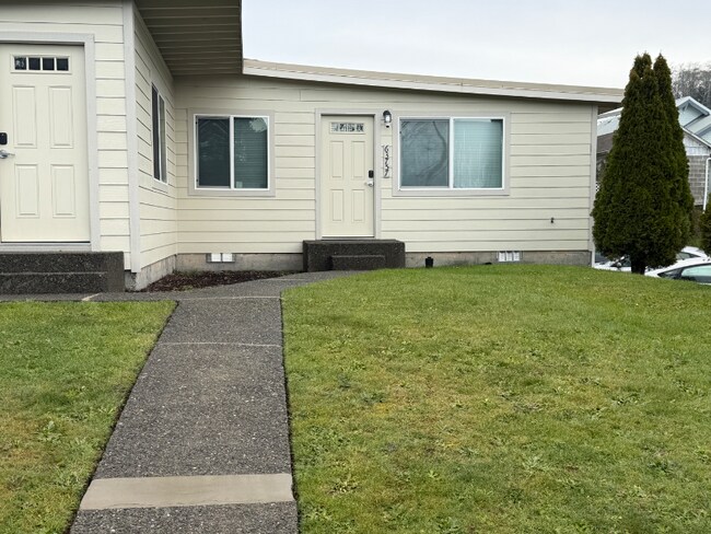 63757 Harriet Rd, Unit B in Coos Bay, OR - Building Photo - Building Photo