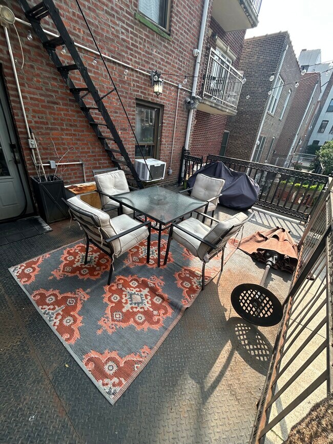 3124 28th Ave, Unit 1R in Astoria, NY - Foto de edificio - Building Photo