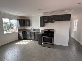 2429 E 110th St, Unit Unit B in Los Angeles, CA - Building Photo