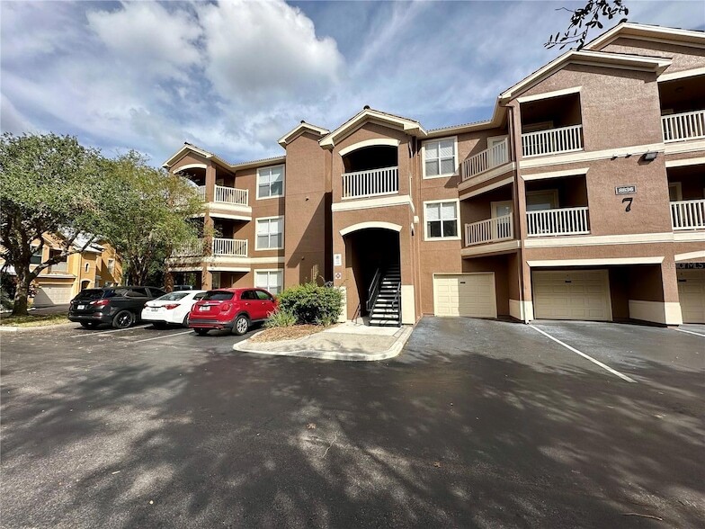 8836 Villa View Cir, Unit 301 in Orlando, FL - Building Photo