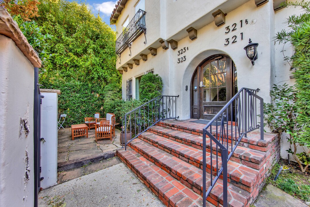 321-323 S Reeves Dr in Beverly Hills, CA - Foto de edificio