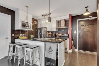 689 Abbott St in Vancouver, BC - Building Photo - Building Photo