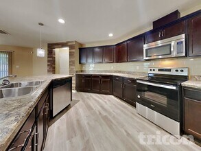 7274 Somerset Pond Dr in Ruskin, FL - Building Photo - Building Photo