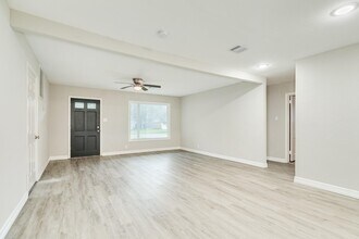 204 Jasmine St in Lake Jackson, TX - Building Photo - Building Photo