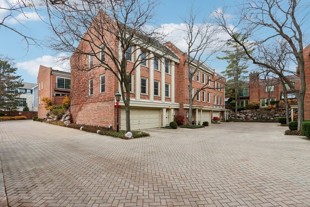 19 Landmark St in Northfield, IL - Building Photo