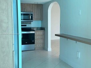 17890 W Dixie Hwy in North Miami Beach, FL - Building Photo - Building Photo