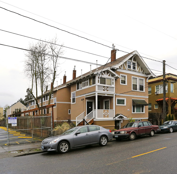 Escher Apartments in Portland, OR - Building Photo