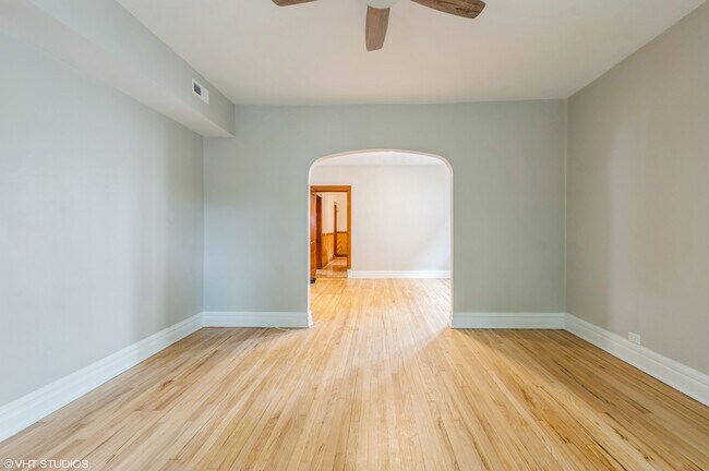5138 W Montrose Ave, Unit 1 in Chicago, IL - Building Photo - Building Photo