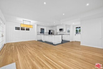 9344 Valjean Ave in Los Angeles, CA - Building Photo - Building Photo