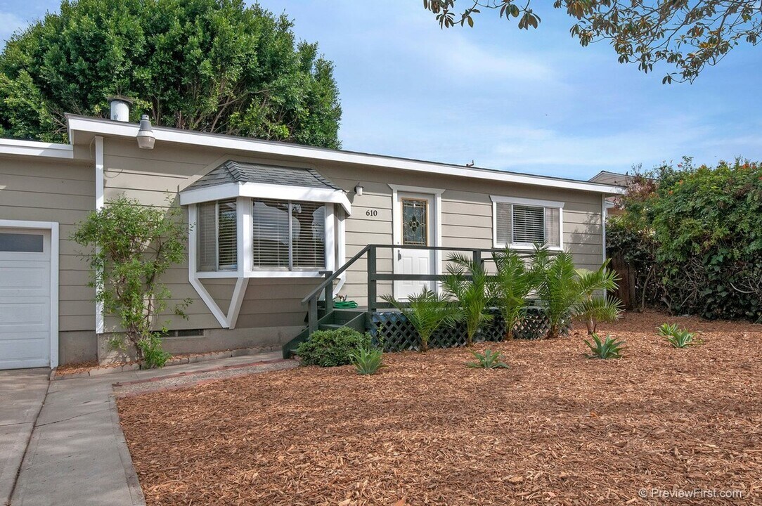 610 Monterey Dr in Oceanside, CA - Foto de edificio