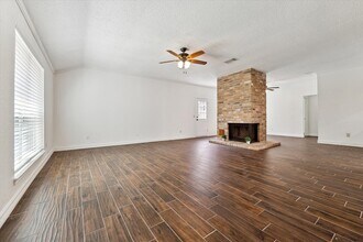 3915 Flintrock Ln in Sugar Land, TX - Building Photo - Building Photo