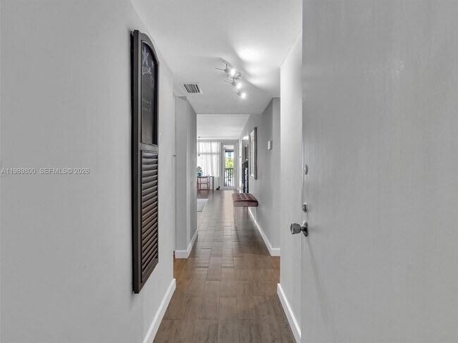 3375 N Country Club Dr in Miami, FL - Building Photo - Building Photo