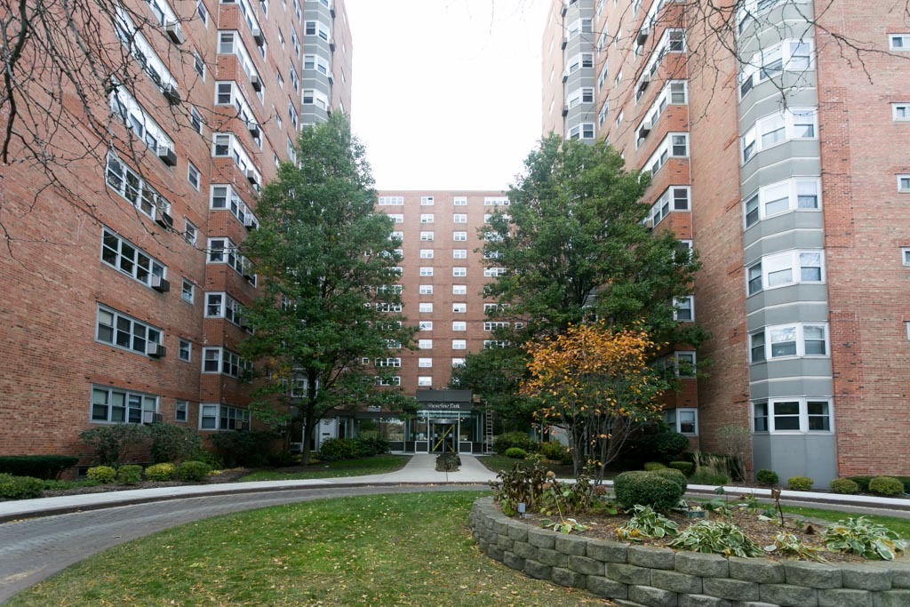 4950 N Marine Dr, Unit M07H in Chicago, IL - Building Photo