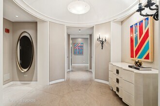 11 E Walton St in Chicago, IL - Building Photo - Building Photo