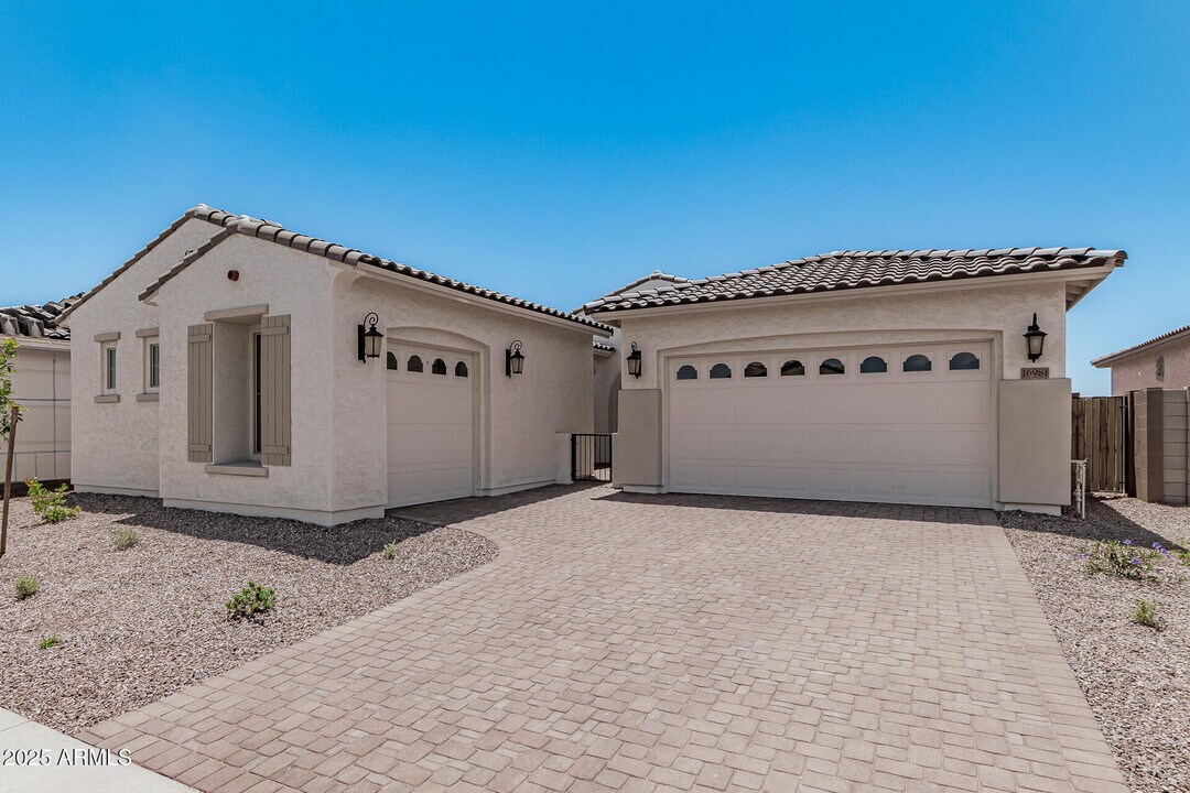 16981 W Cameron Dr in Surprise, AZ - Building Photo