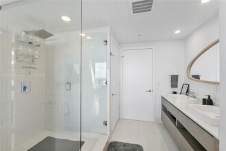 460 NE 28th St, Unit 2103 in Miami, FL - Building Photo - Building Photo