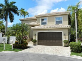 210 La Costa Ct in Weston, FL - Building Photo