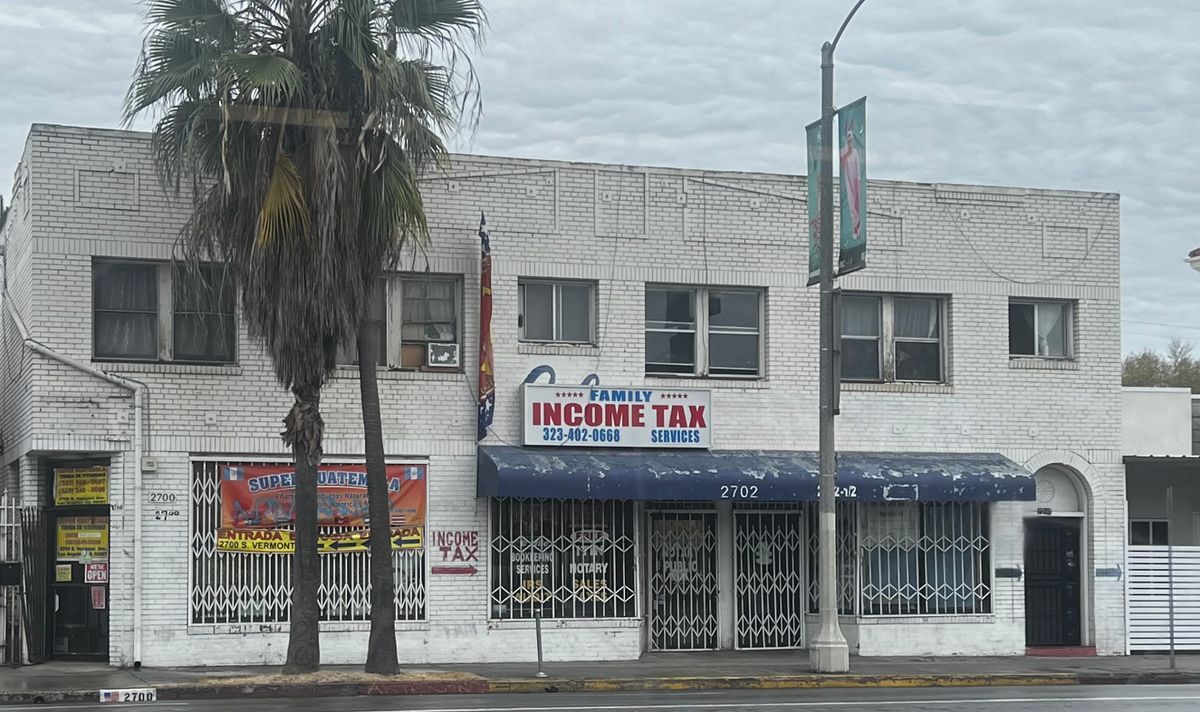 2704 S Vermont Ave in Los Angeles, CA - Building Photo