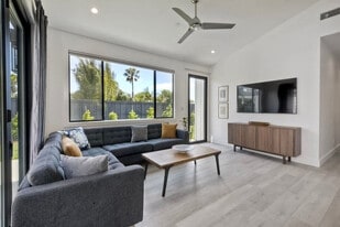 1329 Lake Dr in Encinitas, CA - Building Photo