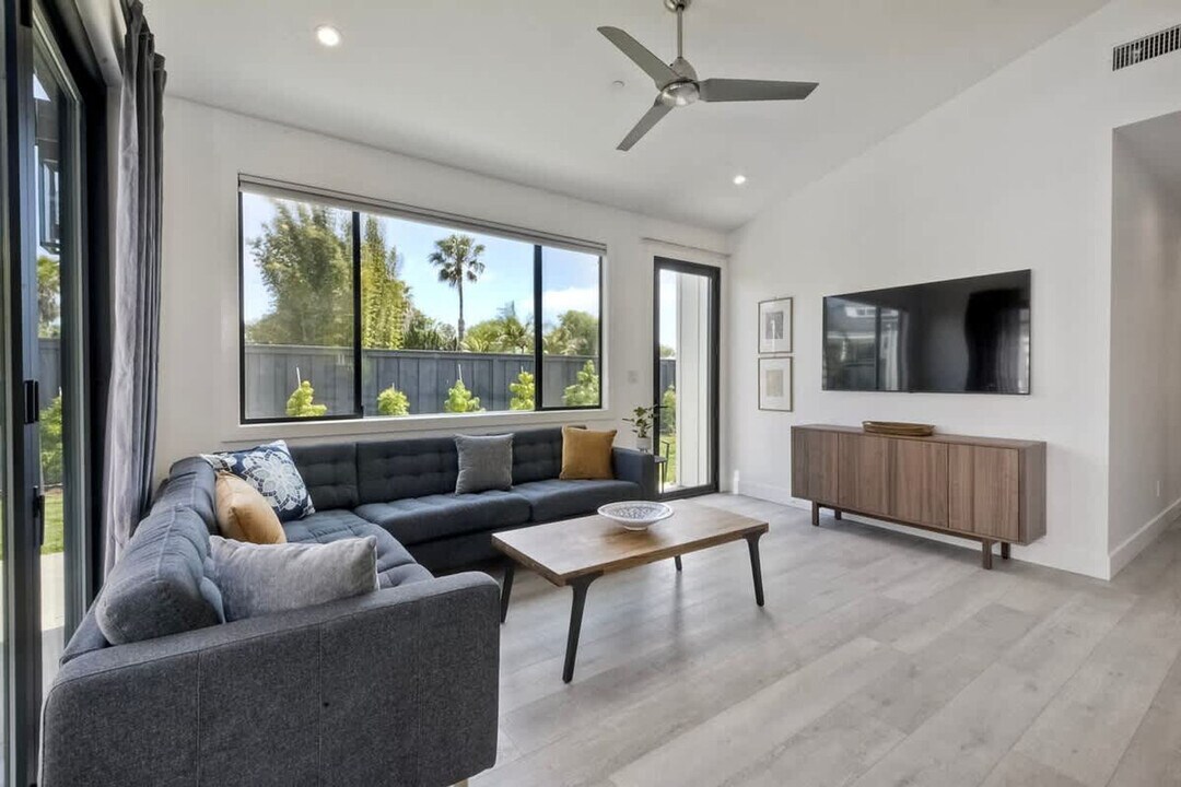 1333 Lake Dr in Encinitas, CA - Foto de edificio