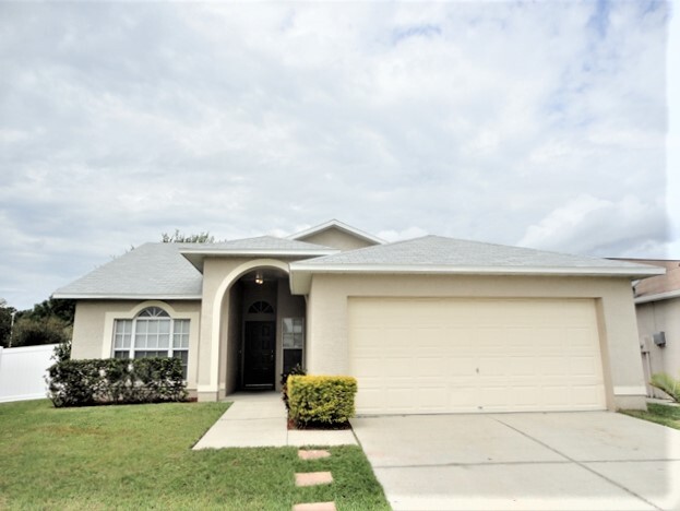 1227 Cressford Pl in Brandon, FL - Building Photo