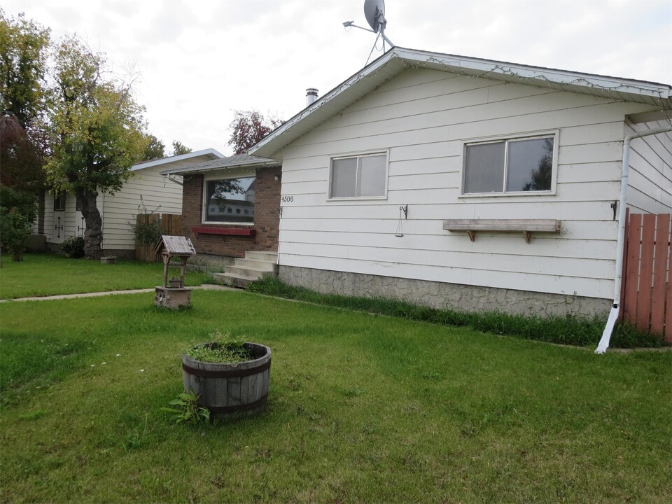 4306-4346 46 St in Bonnyville, AB - Building Photo