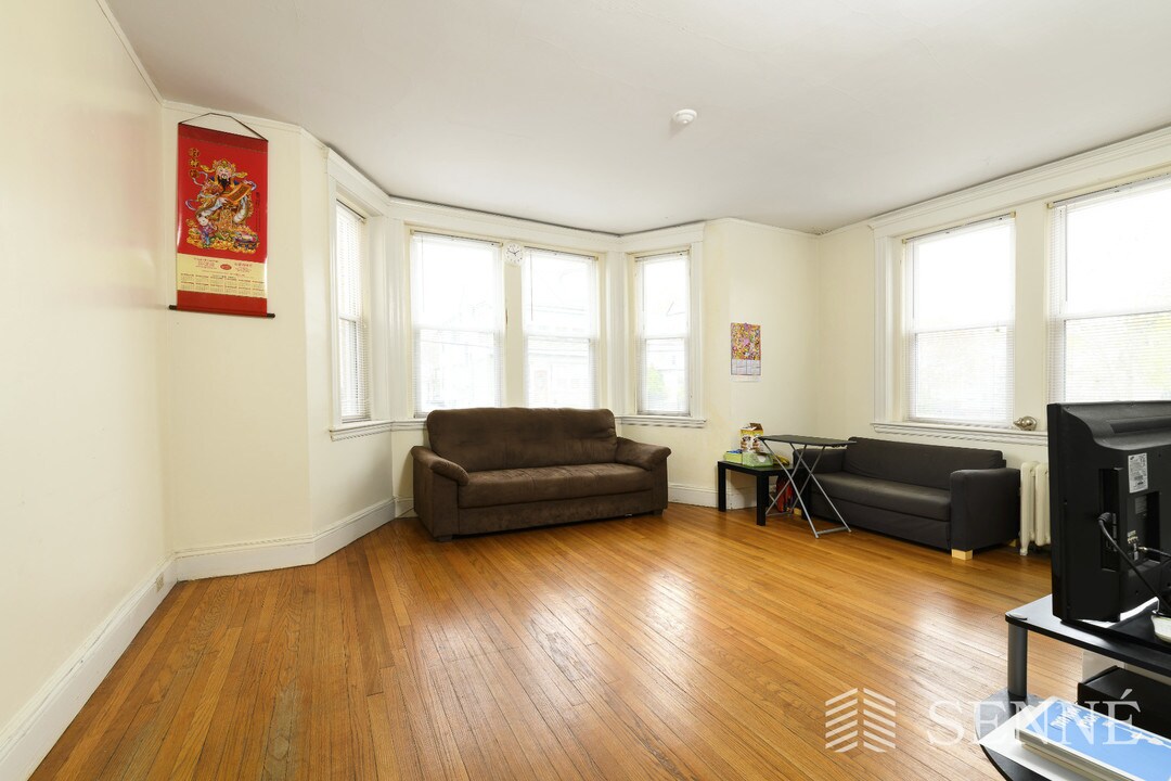 172 Maple St-Unit -101 in Malden, MA - Building Photo