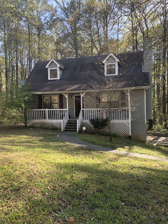 1928 Cedar Chase Dr in Lithia Springs, GA - Foto de edificio