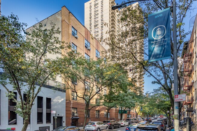 310-322 E 75th St in New York, NY - Foto de edificio - Building Photo