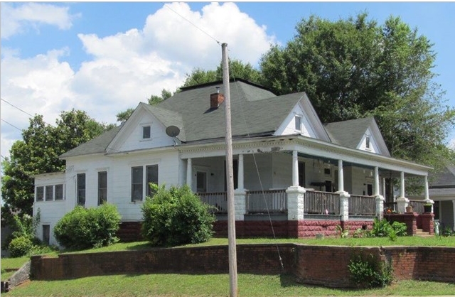 401 S Lewis St in Lagrange, GA - Foto de edificio