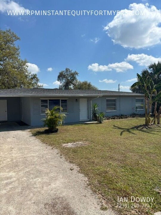 363 Muskegon Ave in Ft. Myers, FL - Building Photo