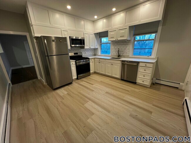 158 Holland St, Unit 1 in Somerville, MA - Building Photo - Building Photo