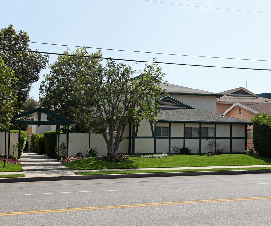 18026 Burbank Blvd in Encino, CA - Building Photo