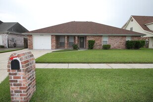 1124 Orchid Dr in Harvey, LA - Building Photo