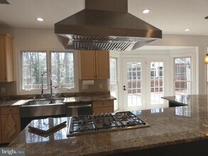 6422 Lake Meadow Dr in Burke, VA - Building Photo - Building Photo