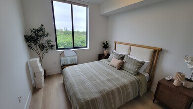 2490 NE 182nd St, Unit C1 in North Miami Beach, FL - Foto de edificio - Building Photo
