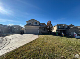 2106 E Lone Tree Pkwy in Eagle Mountain, UT - Foto de edificio - Building Photo