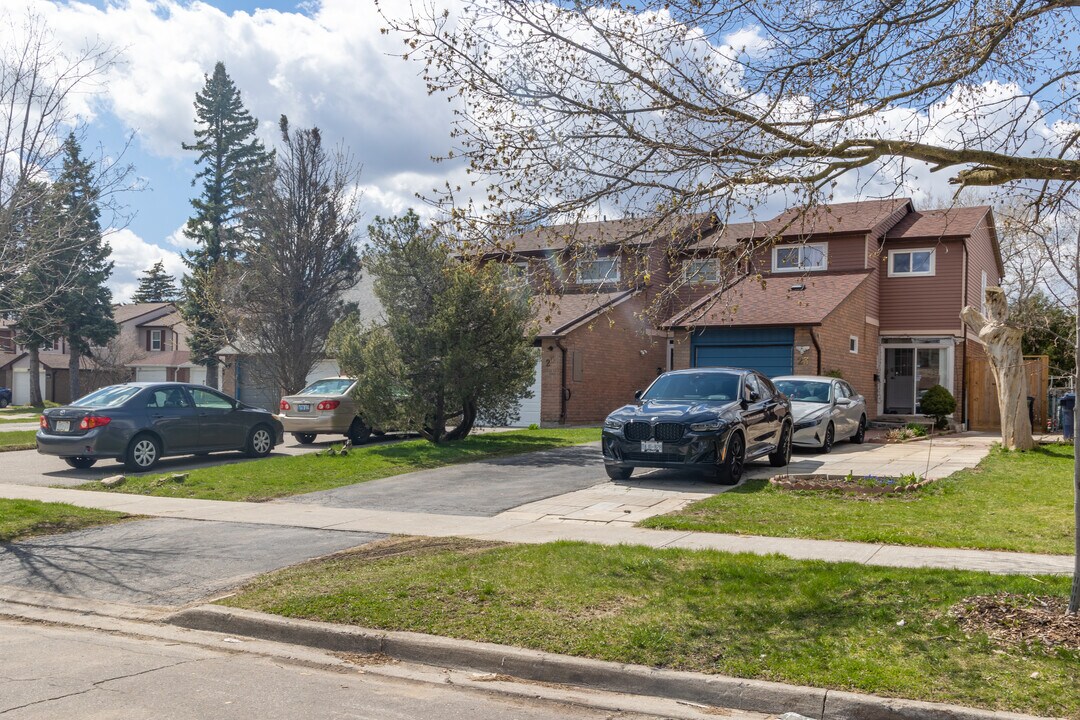 27 Treetops Crt in Toronto, ON - Building Photo