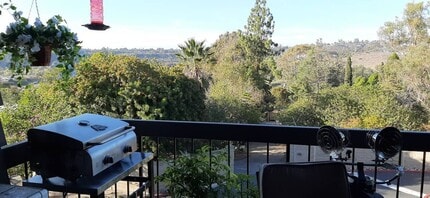 5125 Fontaine St, Unit 205 in San Diego, CA - Foto de edificio - Building Photo